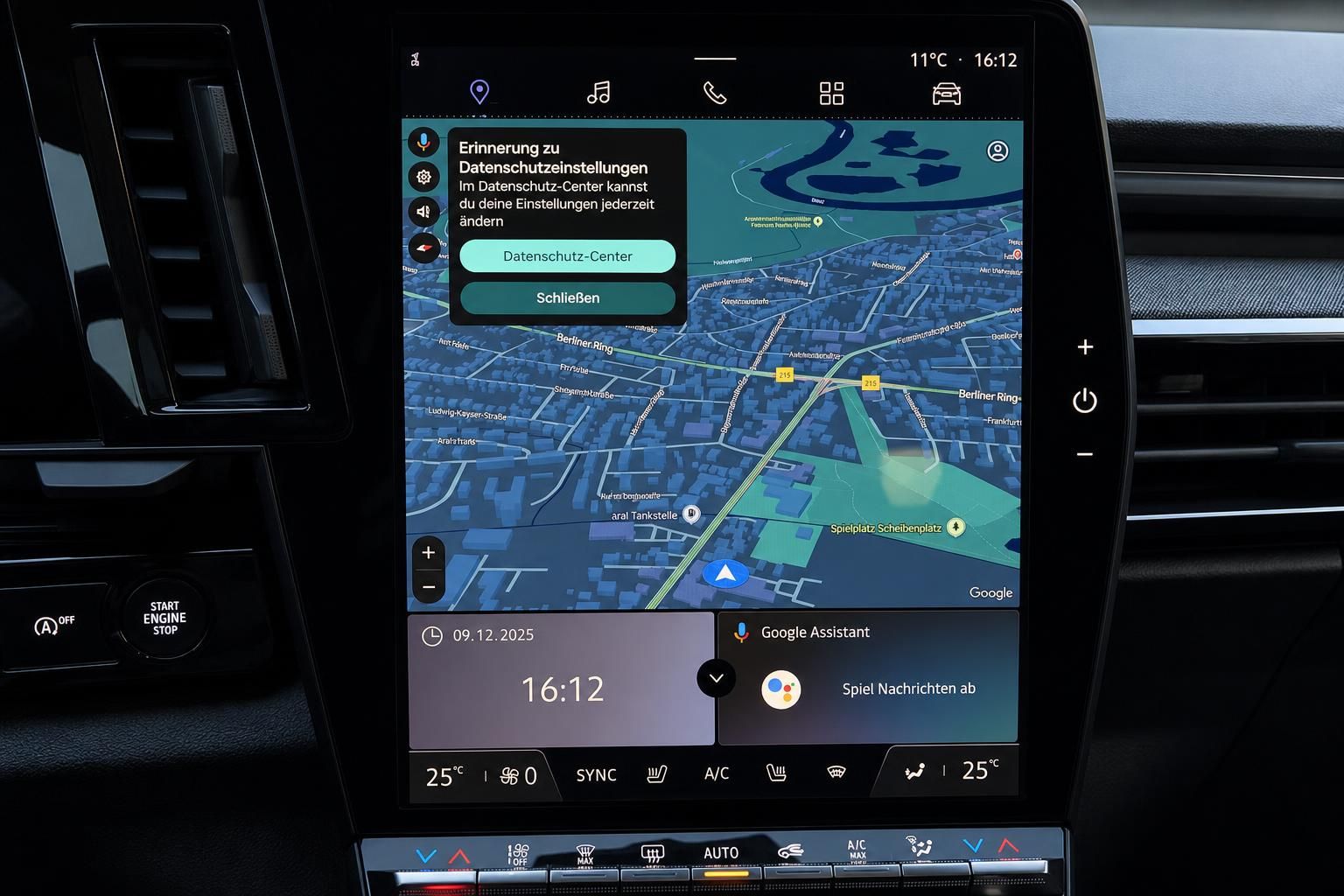 Renault Infotainment Touchscreen mit Navigationskarte und Klimabedienung