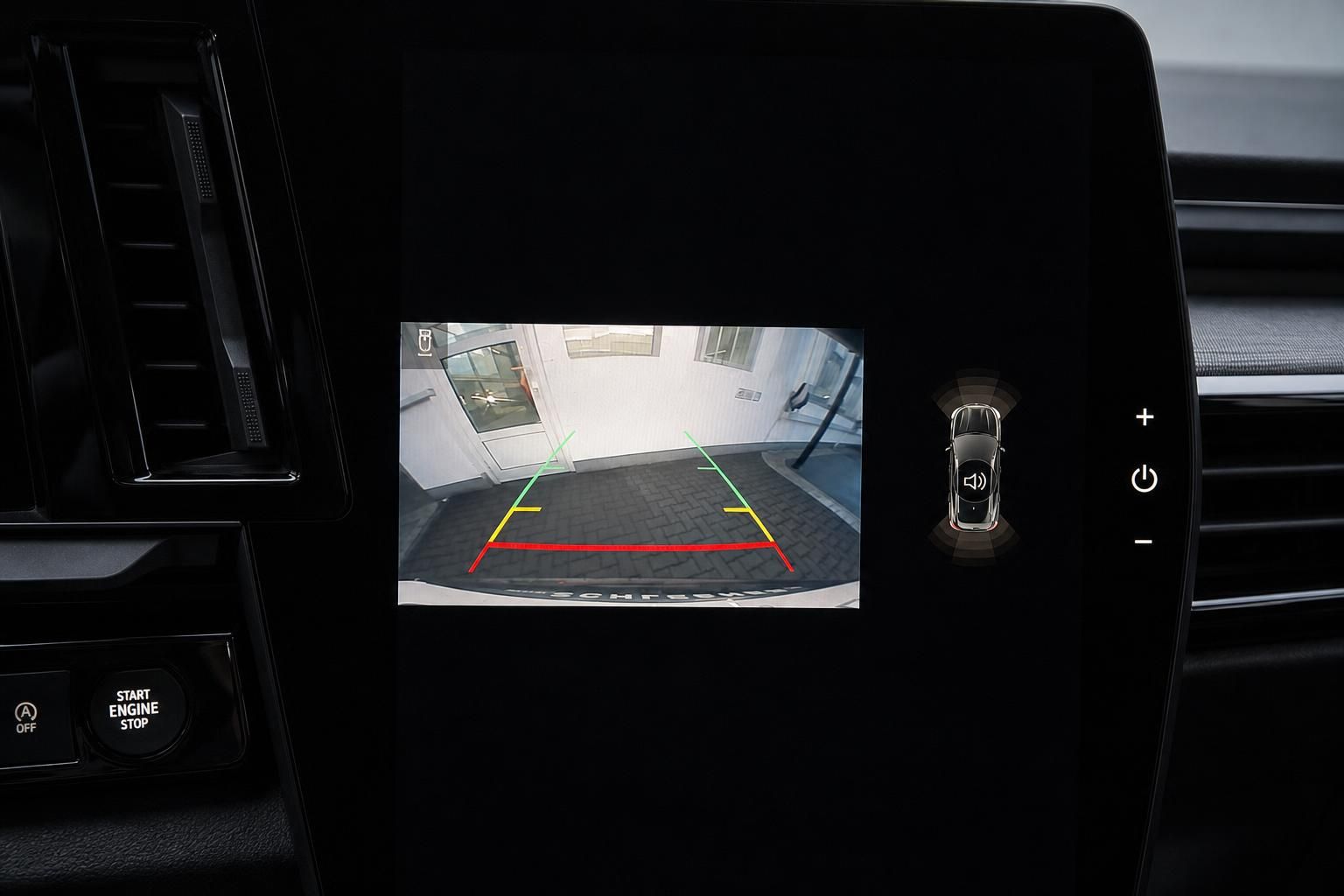 Renault Rueckfahrkamera Display mit Parkhilfe-Linien im Innenraum