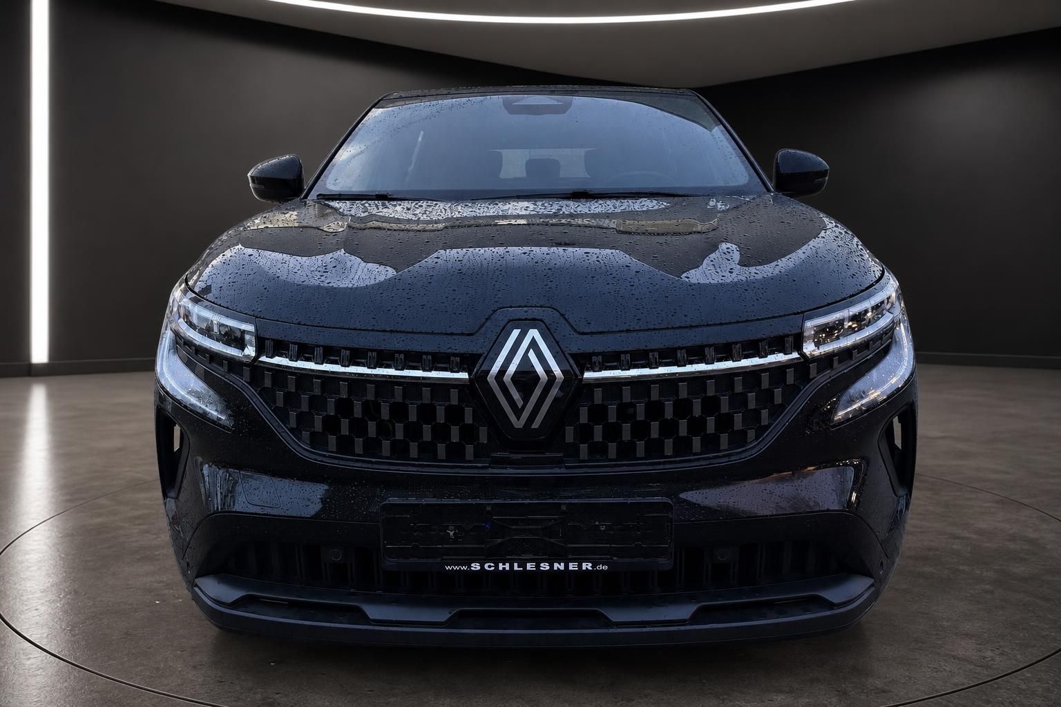 Renault Austral schwarz SUV Frontalansicht mit Kuehlergrill