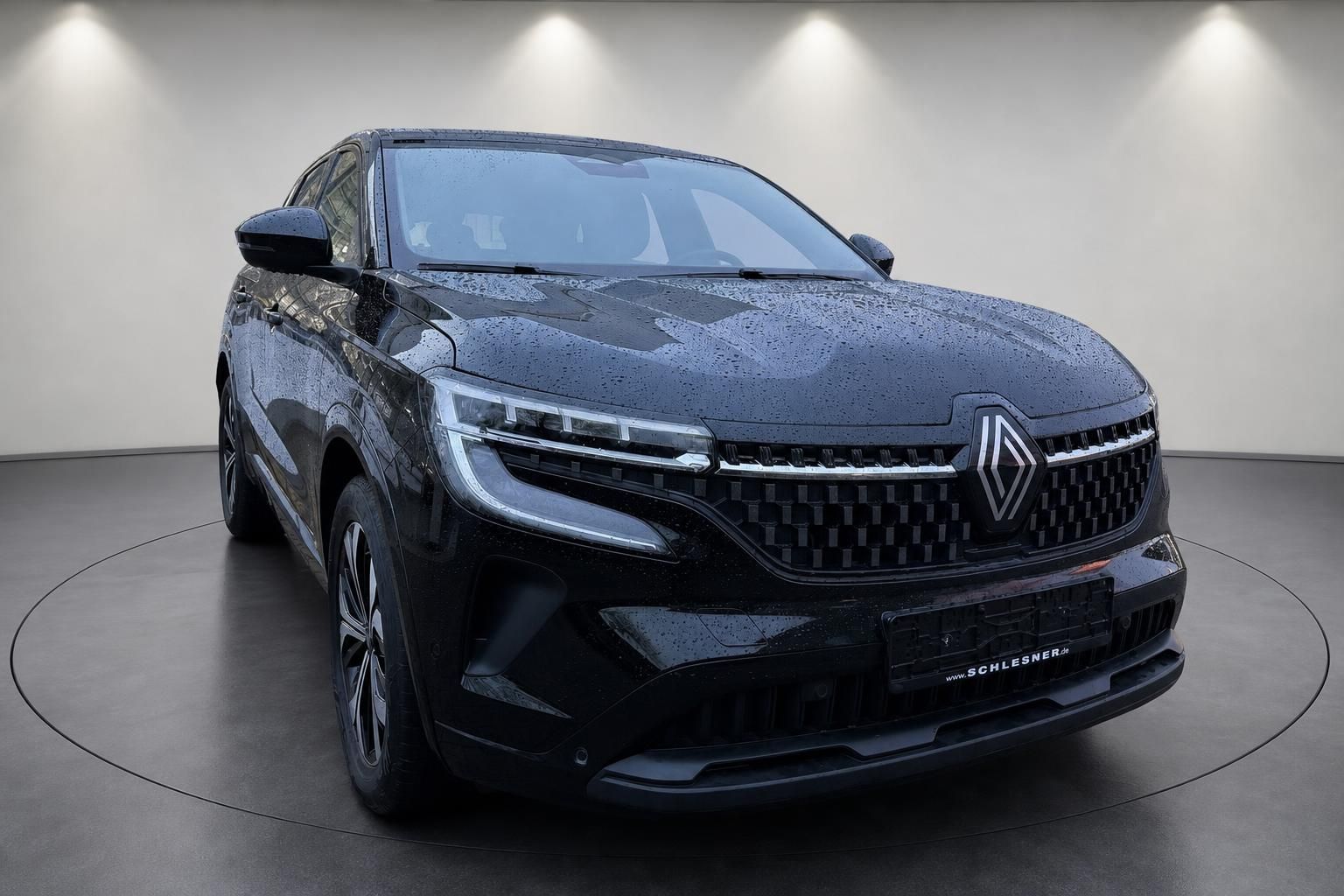 Renault Austral schwarz SUV Frontansicht im Showroom