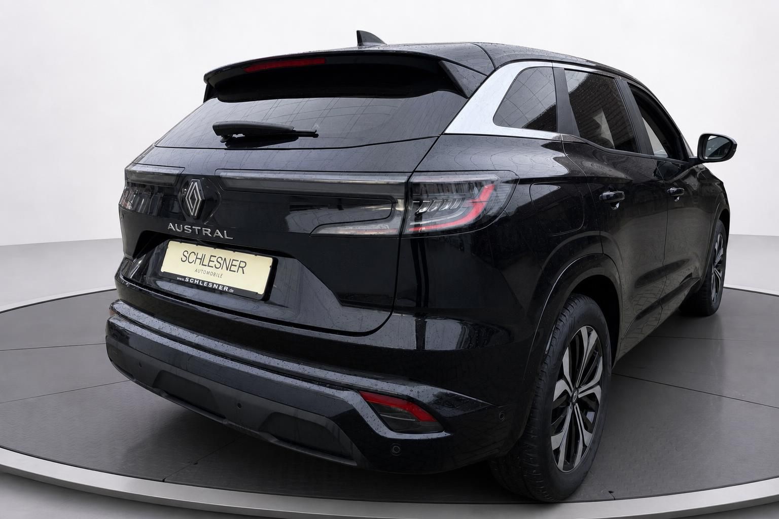 Renault Austral schwarz SUV Heckansicht mit Ruecklichtern