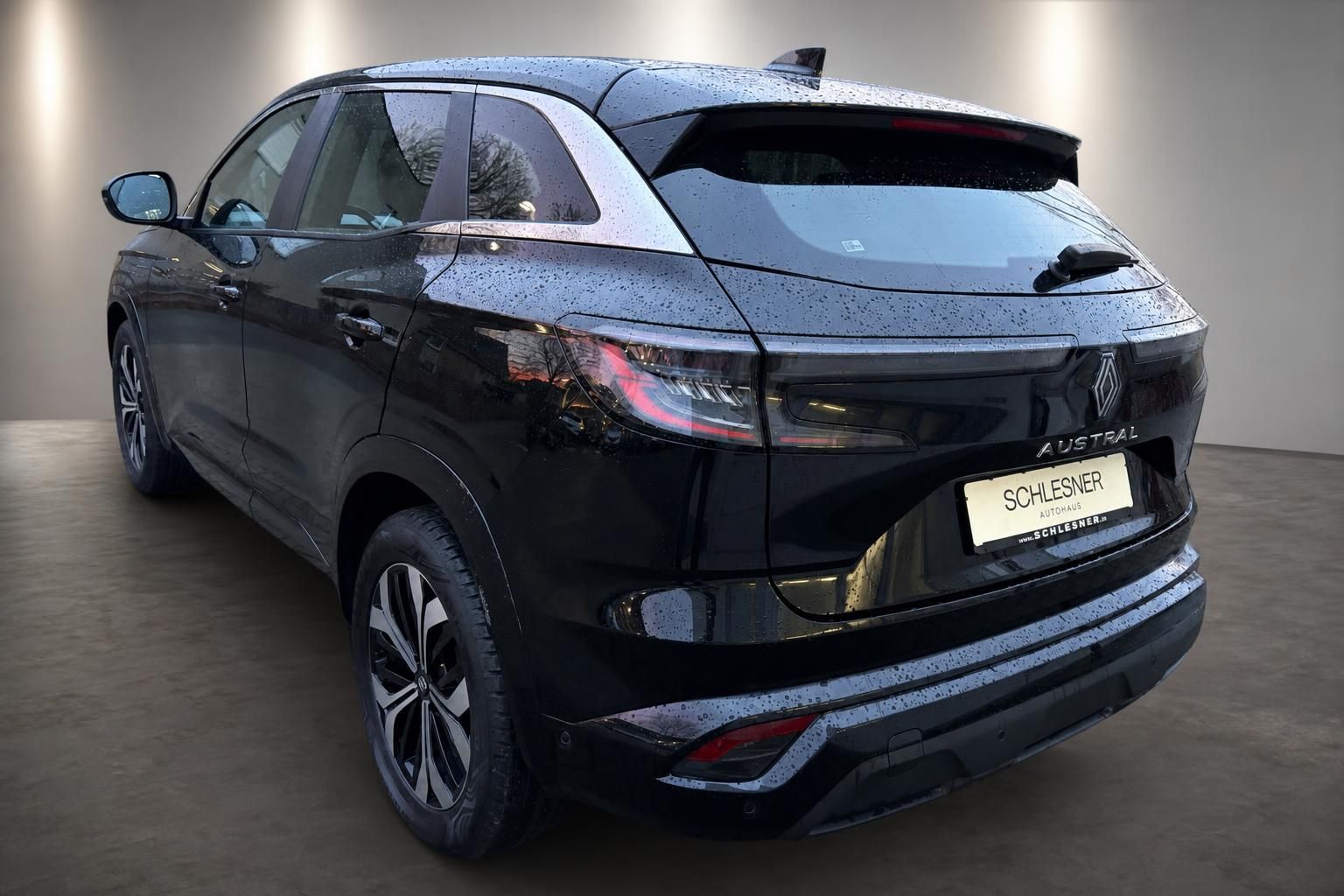 Renault Austral schwarz, Heck-Seitenansicht mit Alufelgen und LED-Rückleuchten