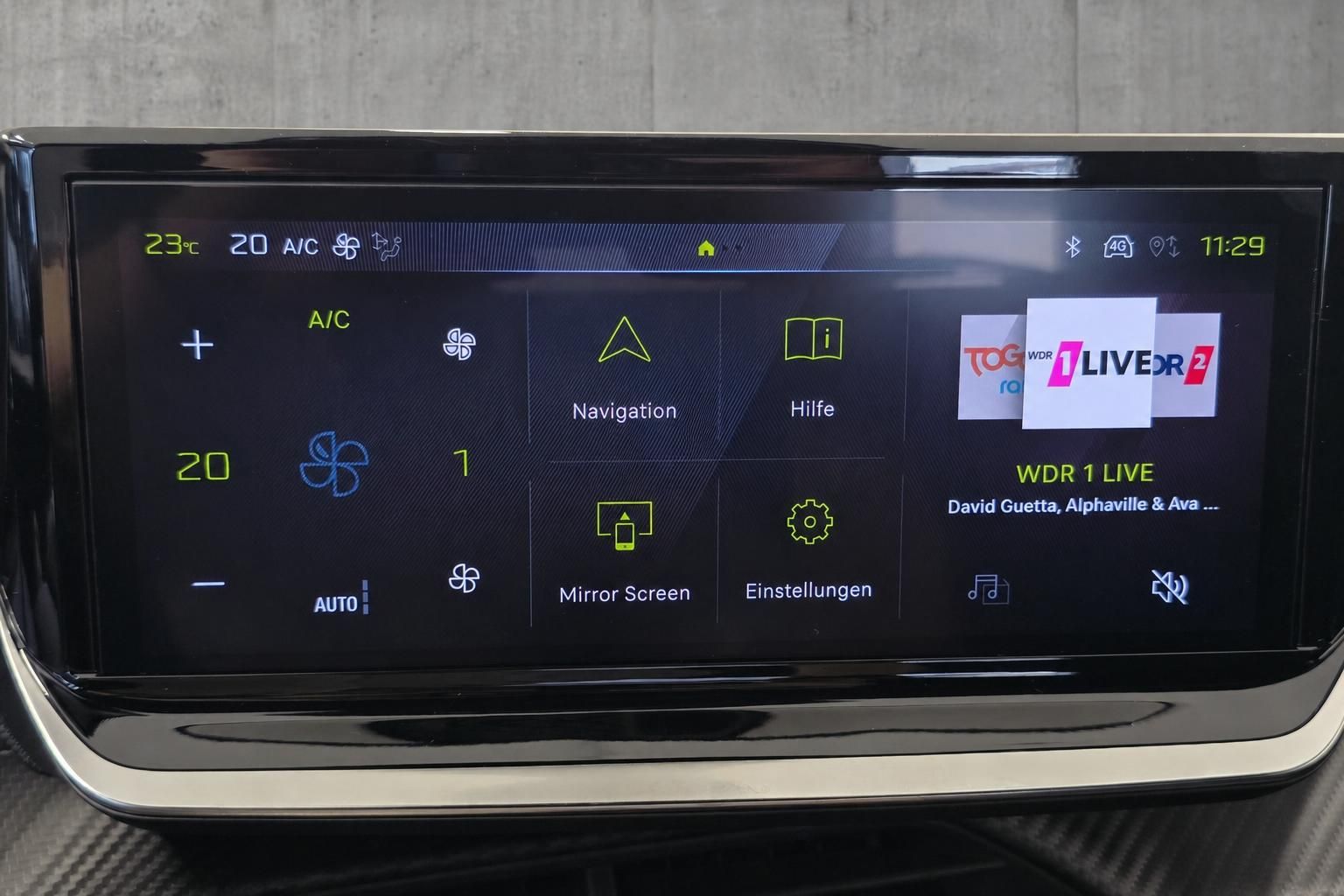 Touchscreen Infotainment mit Navigation und Klimabedienung im Auto