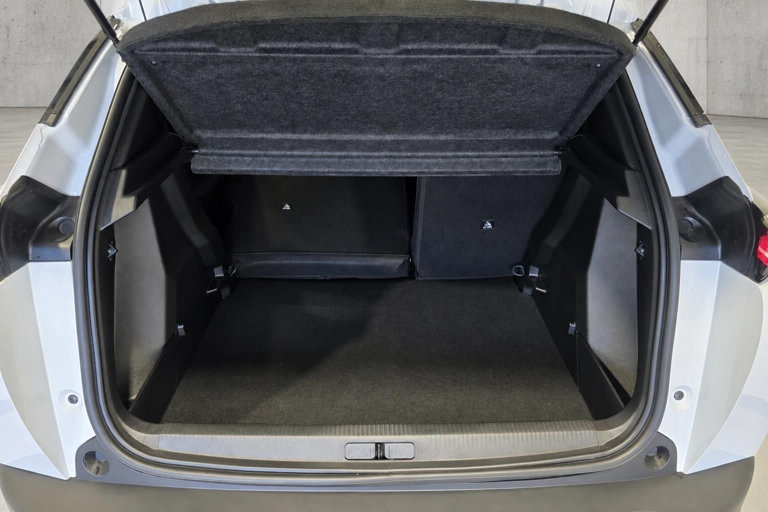 Peugeot 2008 Kofferraum offen mit Ladeabdeckung und Gepäckraum