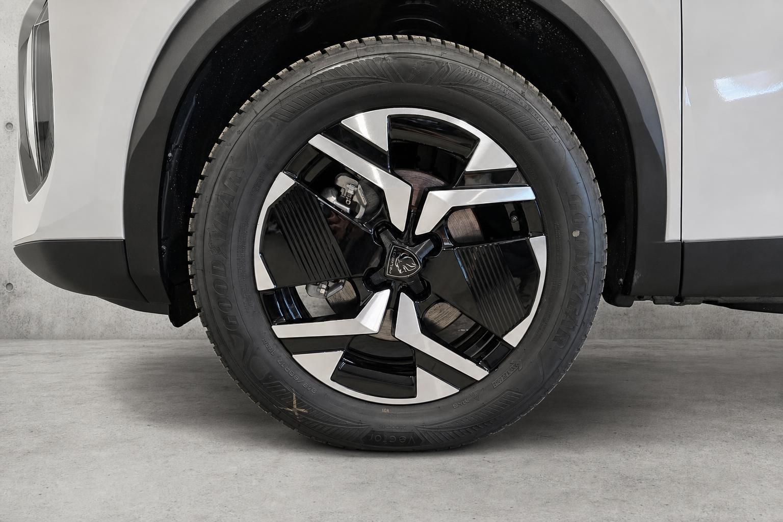 Peugeot 2008 weiß: Detailansicht Felge und Reifen mit Goodyear Bereifung