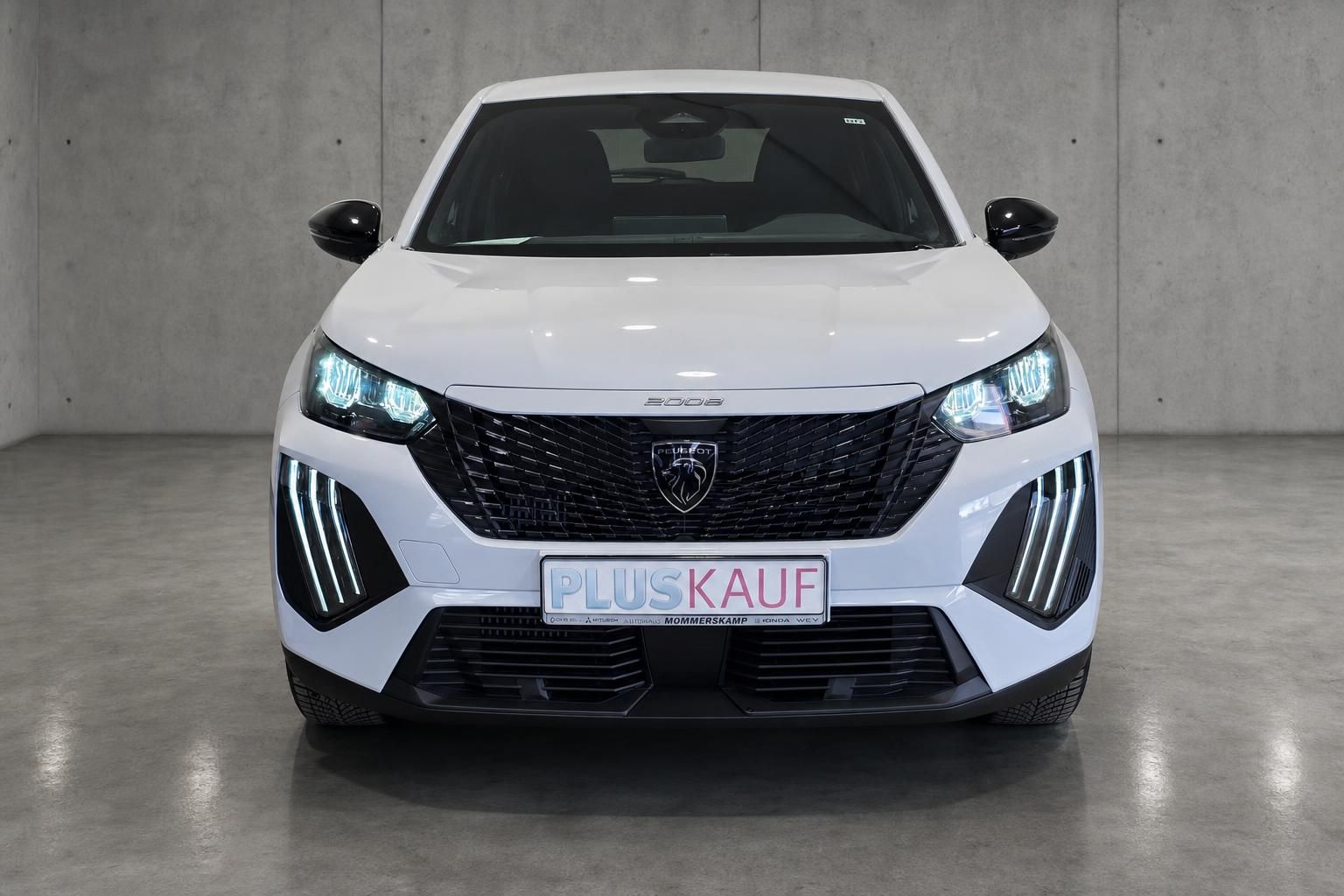 Peugeot 2008 weiß Frontansicht mit LED-Scheinwerfern und Kühlergrill