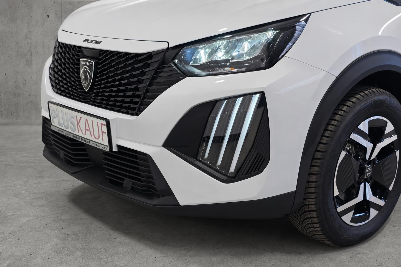 Peugeot 2008 weiß Detail Frontstoßstange mit Scheinwerfer und Felge