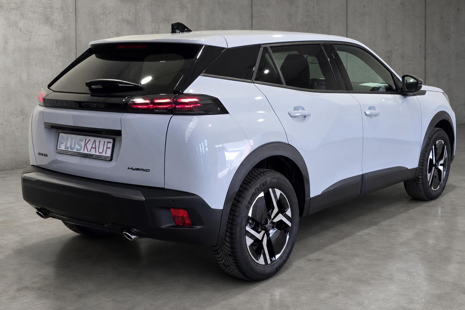 Peugeot 3008 Hybrid weiß, Heckansicht schräg mit Doppelendrohr
