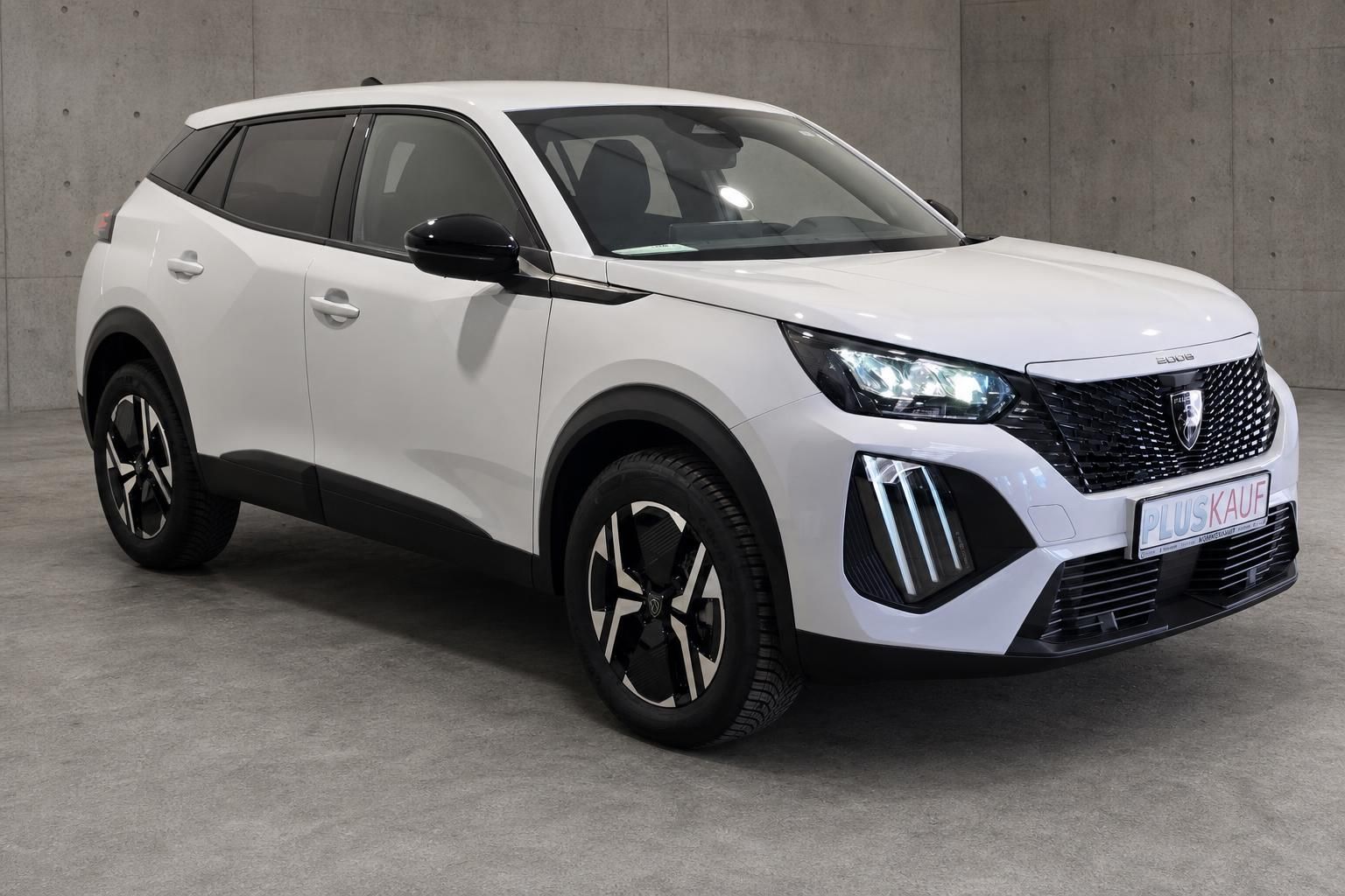 Peugeot 2008 weiß, Frontansicht seitlich, moderne LED-Scheinwerfer