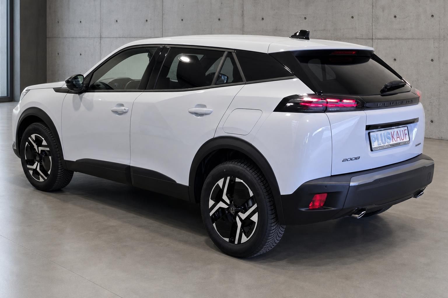 Peugeot 2008 weiß, Heckansicht seitlich, SUV Studioaufnahme