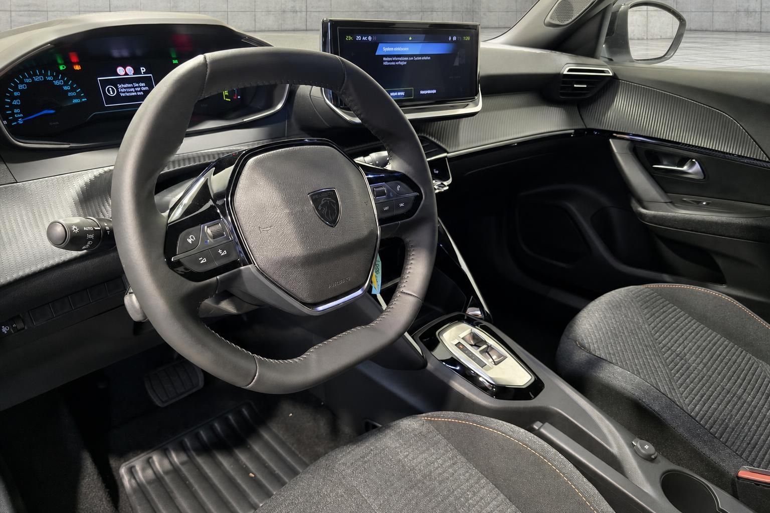 Peugeot Innenraum, Cockpit mit Lenkrad und Digitaldisplay