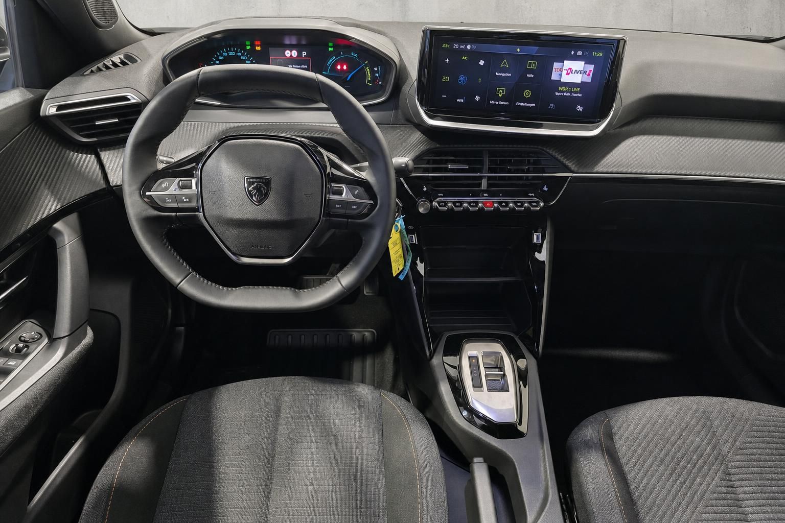 Cockpit mit Lenkrad, Digitaltacho und Touchscreen im Peugeot