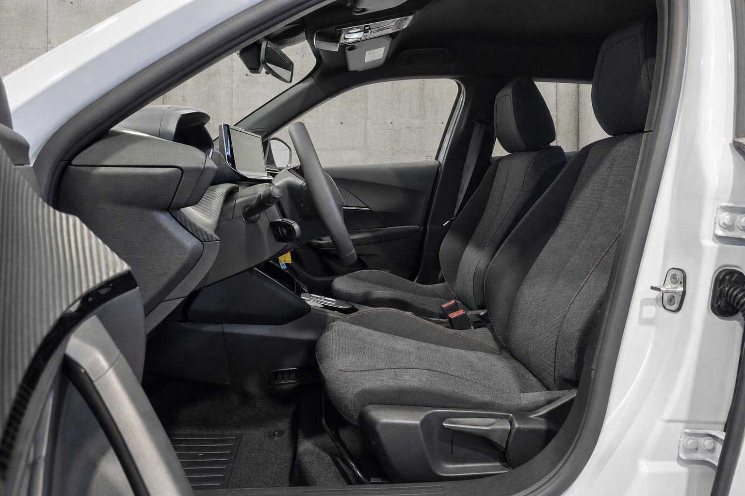 Vorderer Innenraum mit Sitzen und Cockpit im Fahrzeug