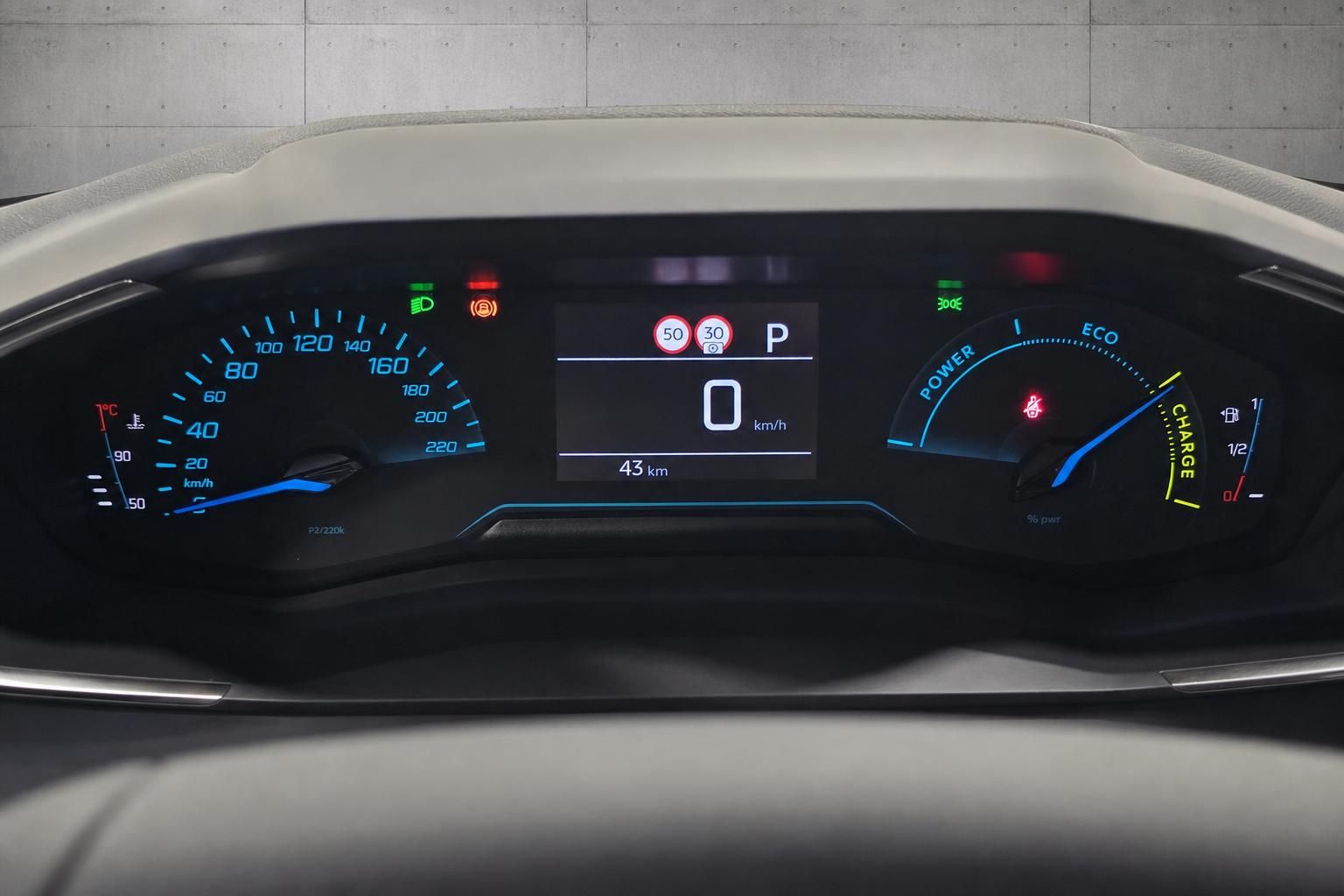 Digitales Kombiinstrument mit Tacho und Ladeanzeige im Fahrzeug
