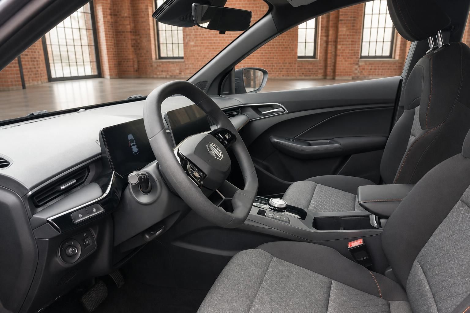 Fahrzeuginnenraum mit Cockpit, Lenkrad und Sitzen im Detail