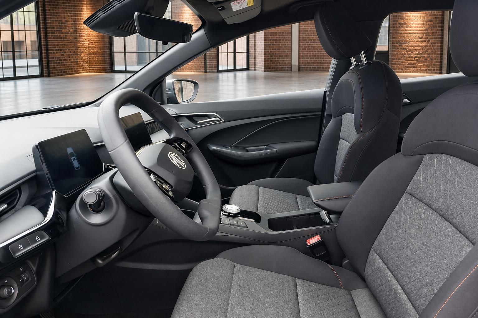 MG Innenraum Vordersitze und Cockpit mit Lederlenkrad im Detail