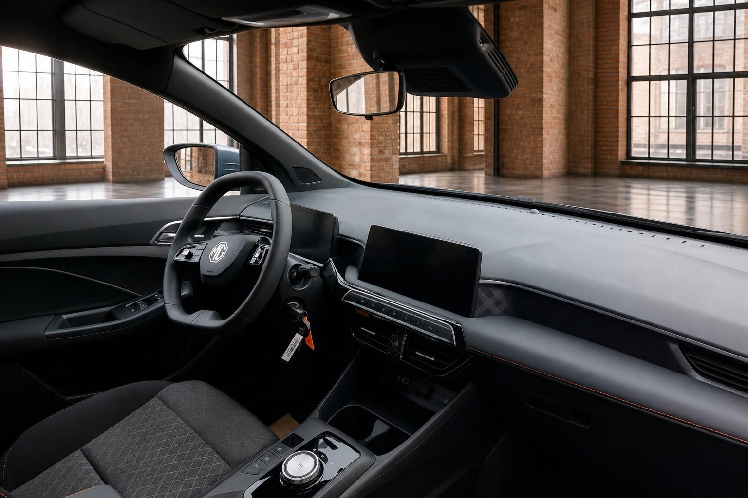 MG Cockpit Ansicht mit Armaturenbrett und Touchscreen von der Fahrerseite