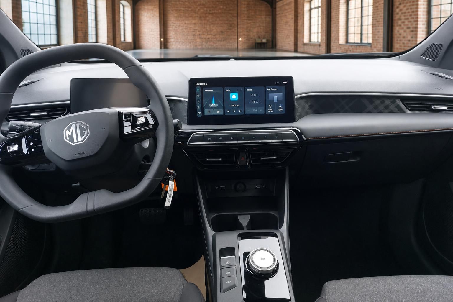MG Innenraum Blick auf Lenkrad und Infotainment-Bildschirm mit Navigation