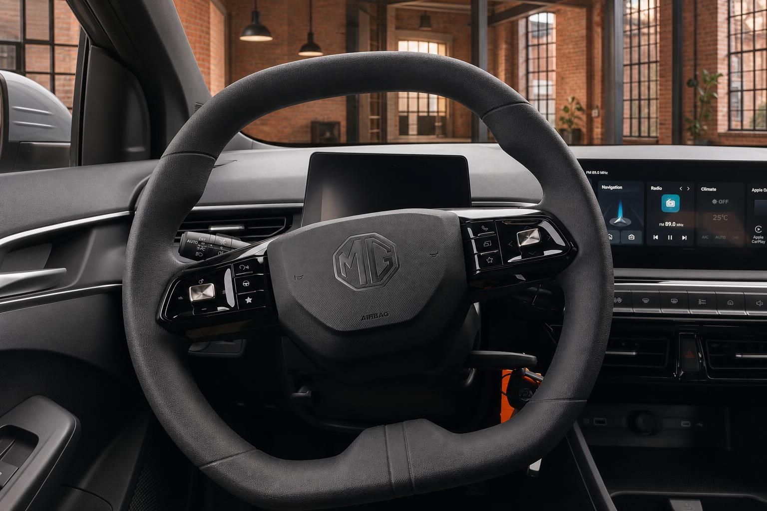 MG Lenkrad Nahaufnahme mit Bedienelementen und Airbag Emblem
