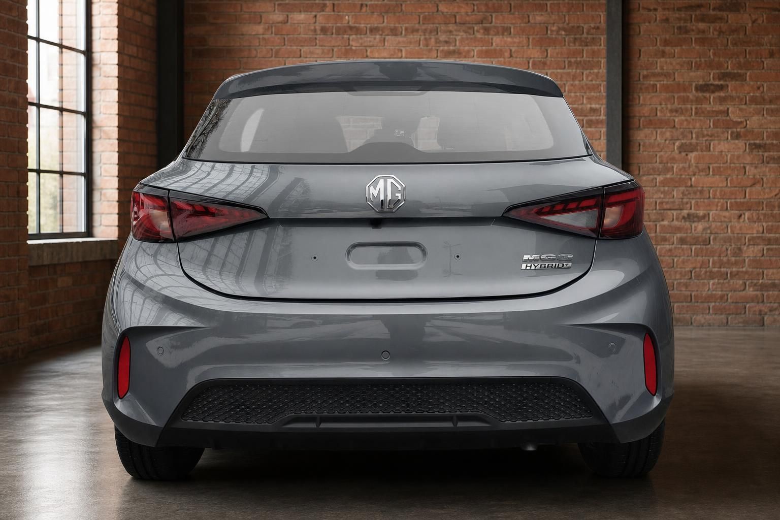 MG3 Hybrid+ in Grau, direkte Heckansicht mit MG Logo