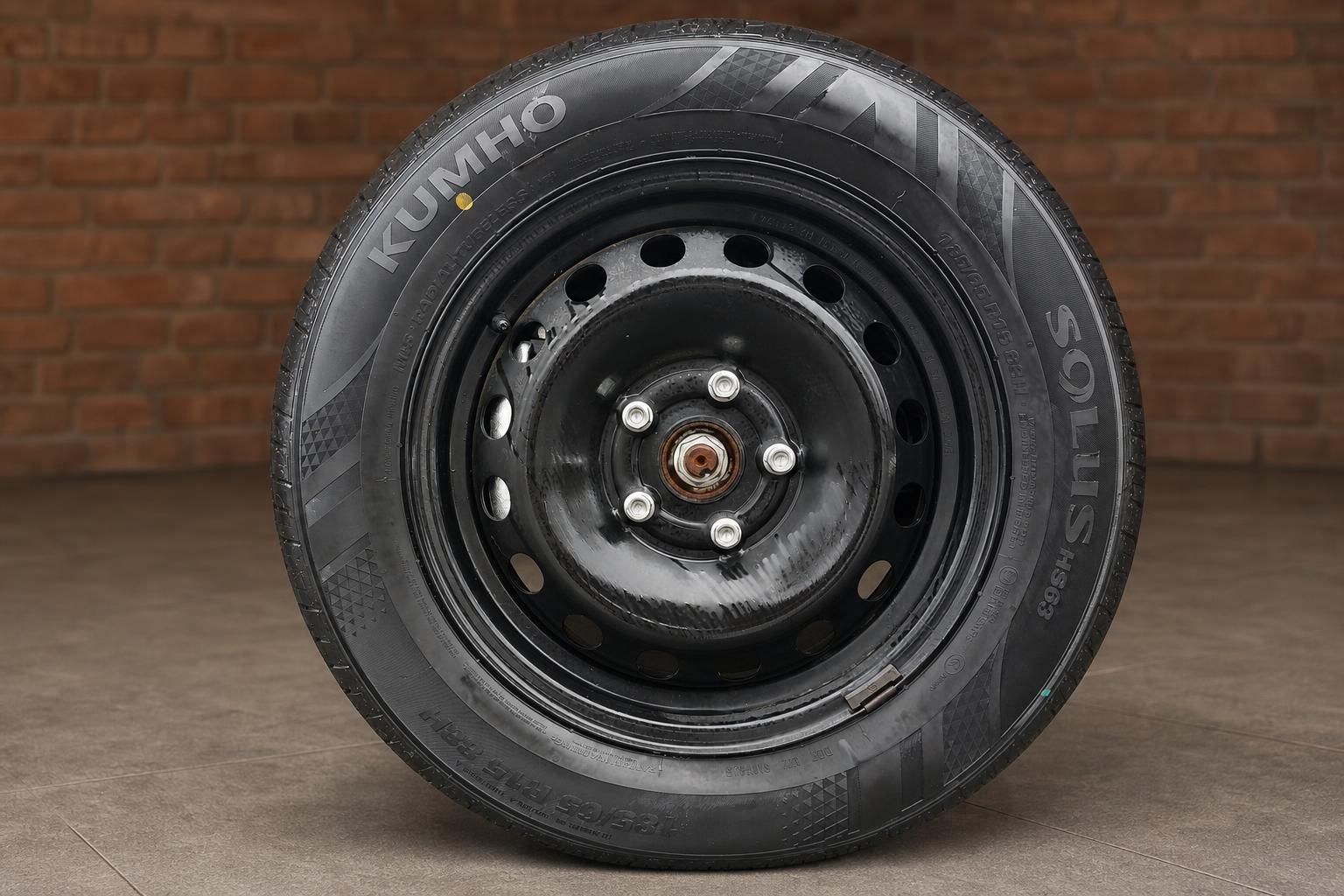 Kumho Solus Reifen am Stahlfelgen-Rad des Fahrzeugs