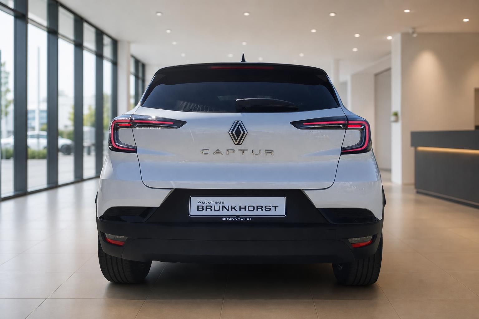 Renault Captur Heckansicht mit LED-Rückleuchten und Händlerkennzeichen im Autohaus