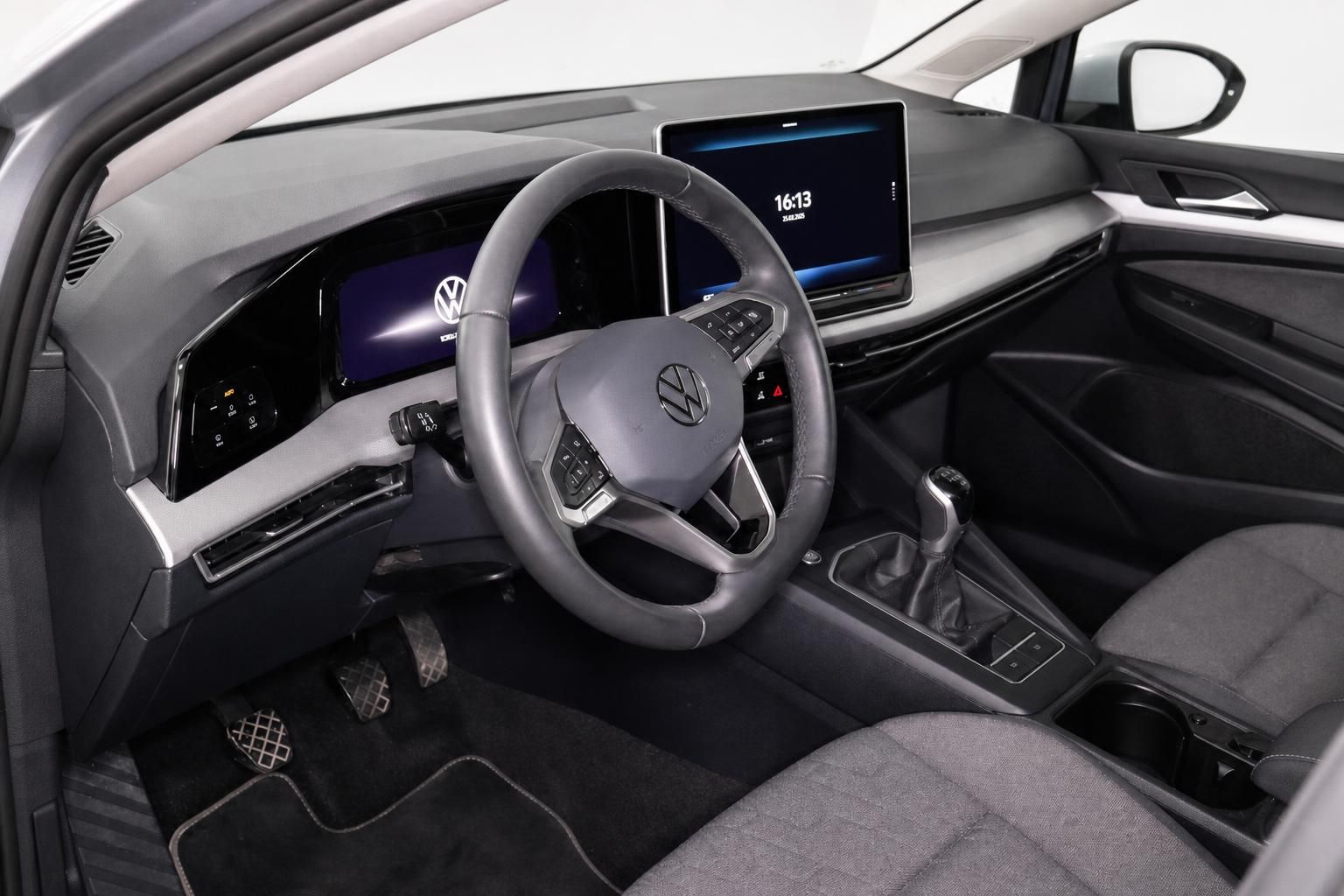 VW Fahrerraum mit Lenkrad, Touchscreen und Schaltung im Detail
