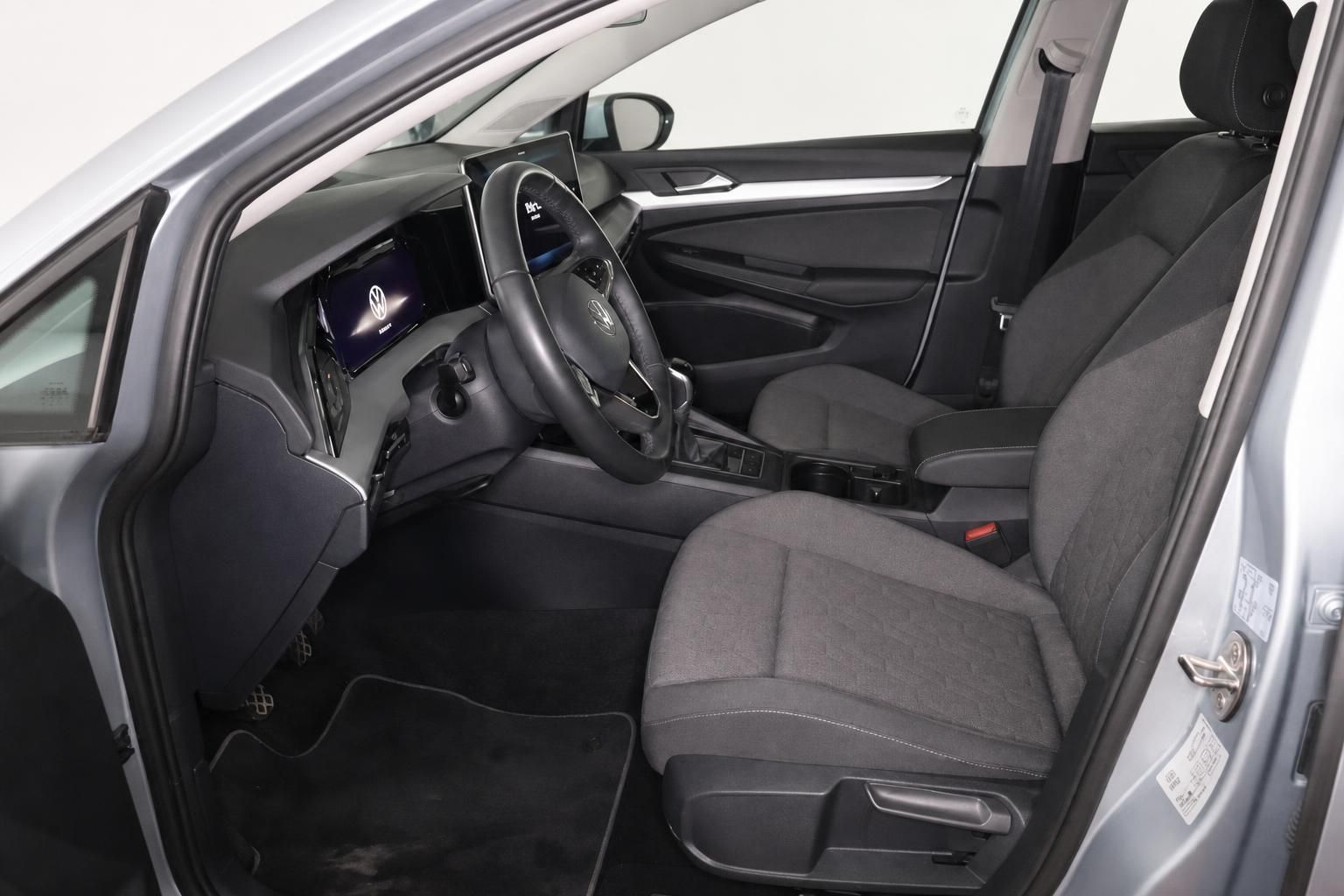 VW Innenraum Vordersitze und Cockpit mit Lenkrad und Touchscreen