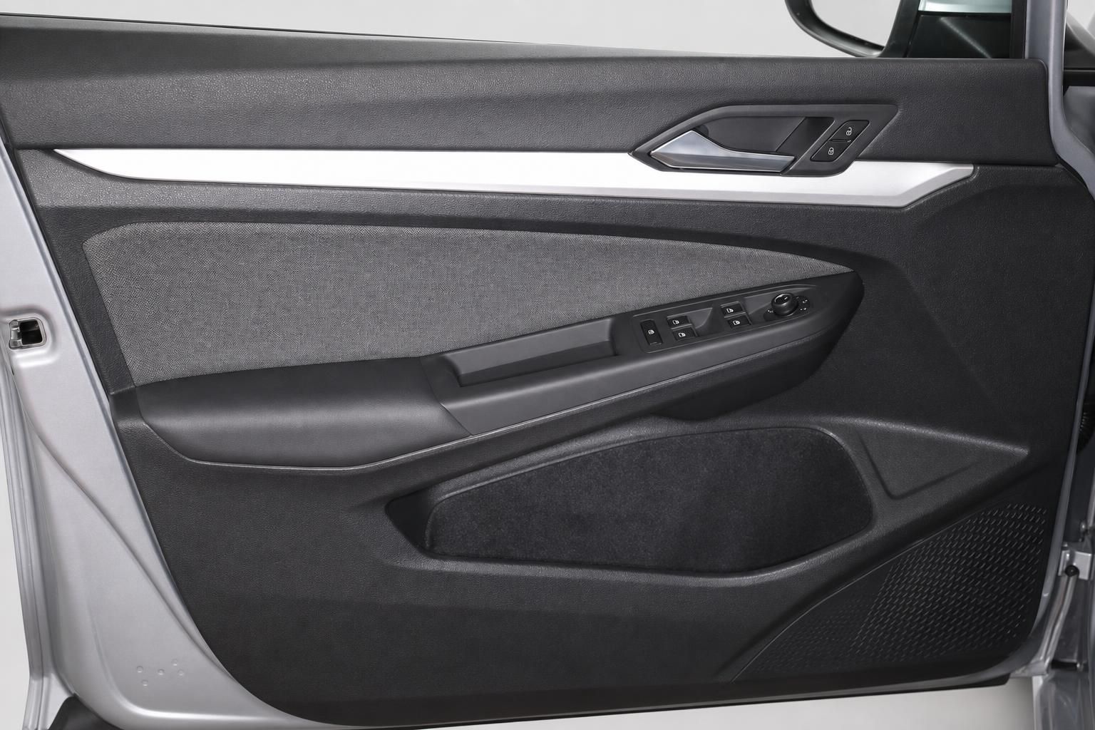 Türverkleidung mit Fensterheber und Bedienelementen im VW Fahrzeug