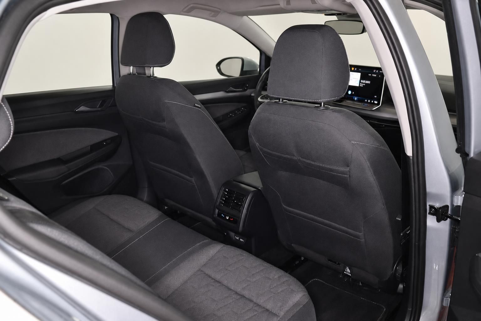 Blick auf Rücksitze und Vordersitze im VW Innenraum mit Display