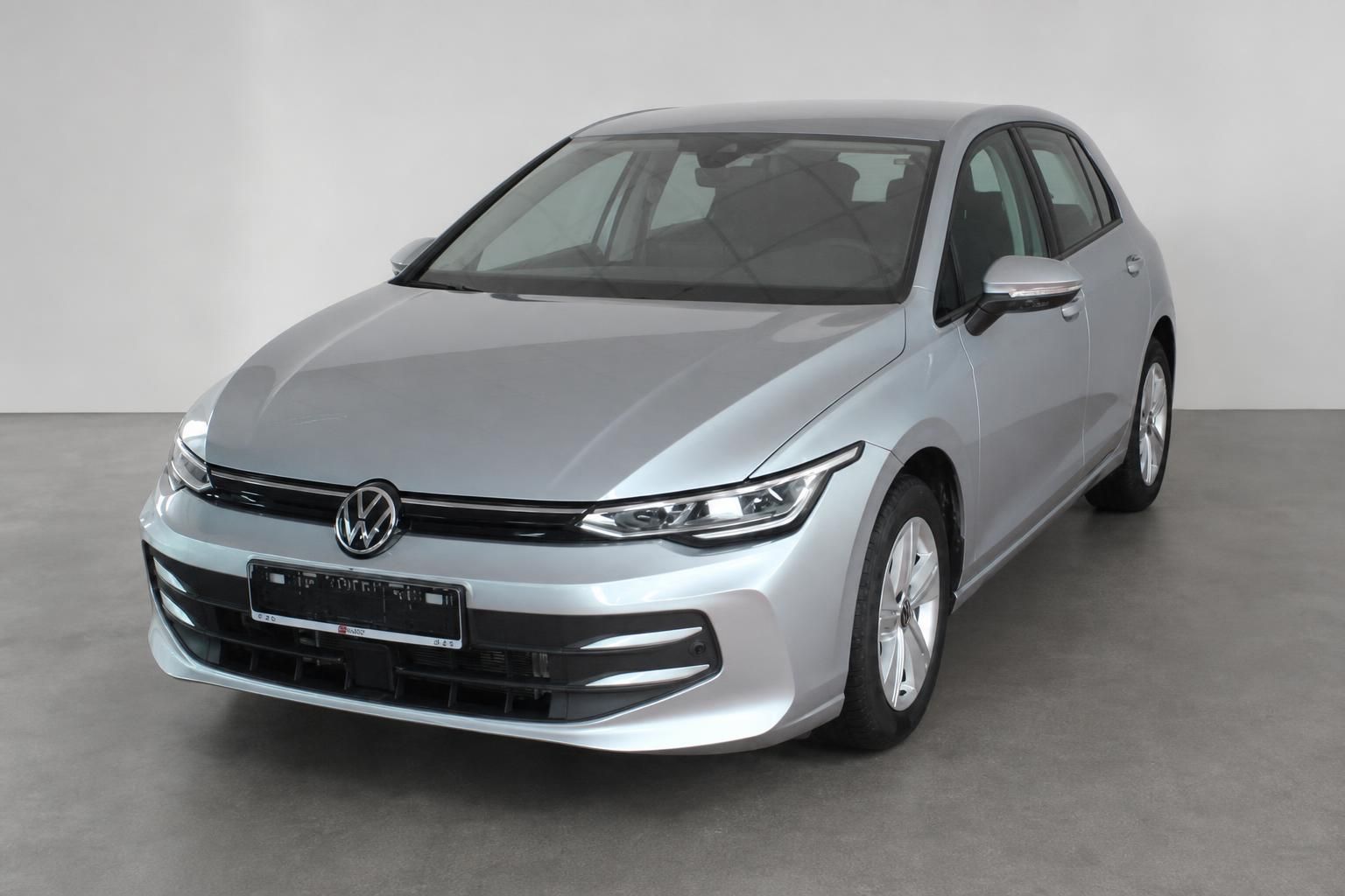 VW Golf silber Frontansicht schraeg im Fotostudio