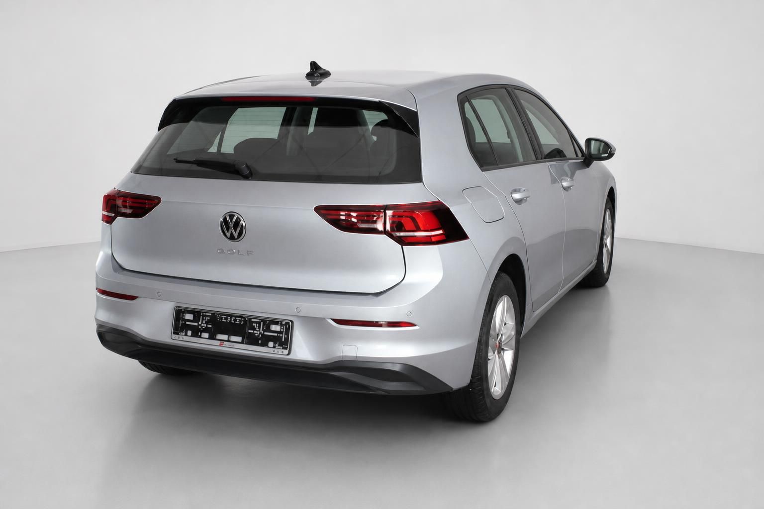 VW Golf silber Heckansicht seitlich im Fotostudio