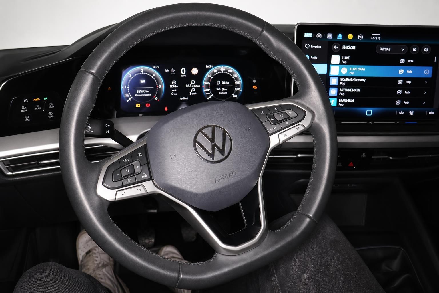 VW Lenkrad mit Multifunktionstasten und Infotainment-Display