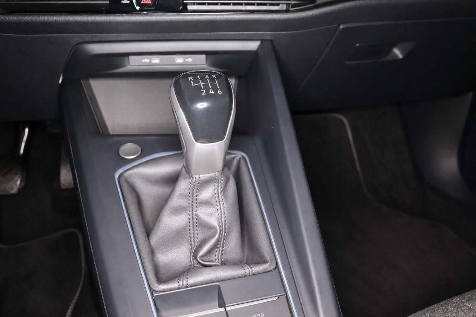 Schaltknauf 6-Gang Schaltgetriebe im VW Innenraum Detail