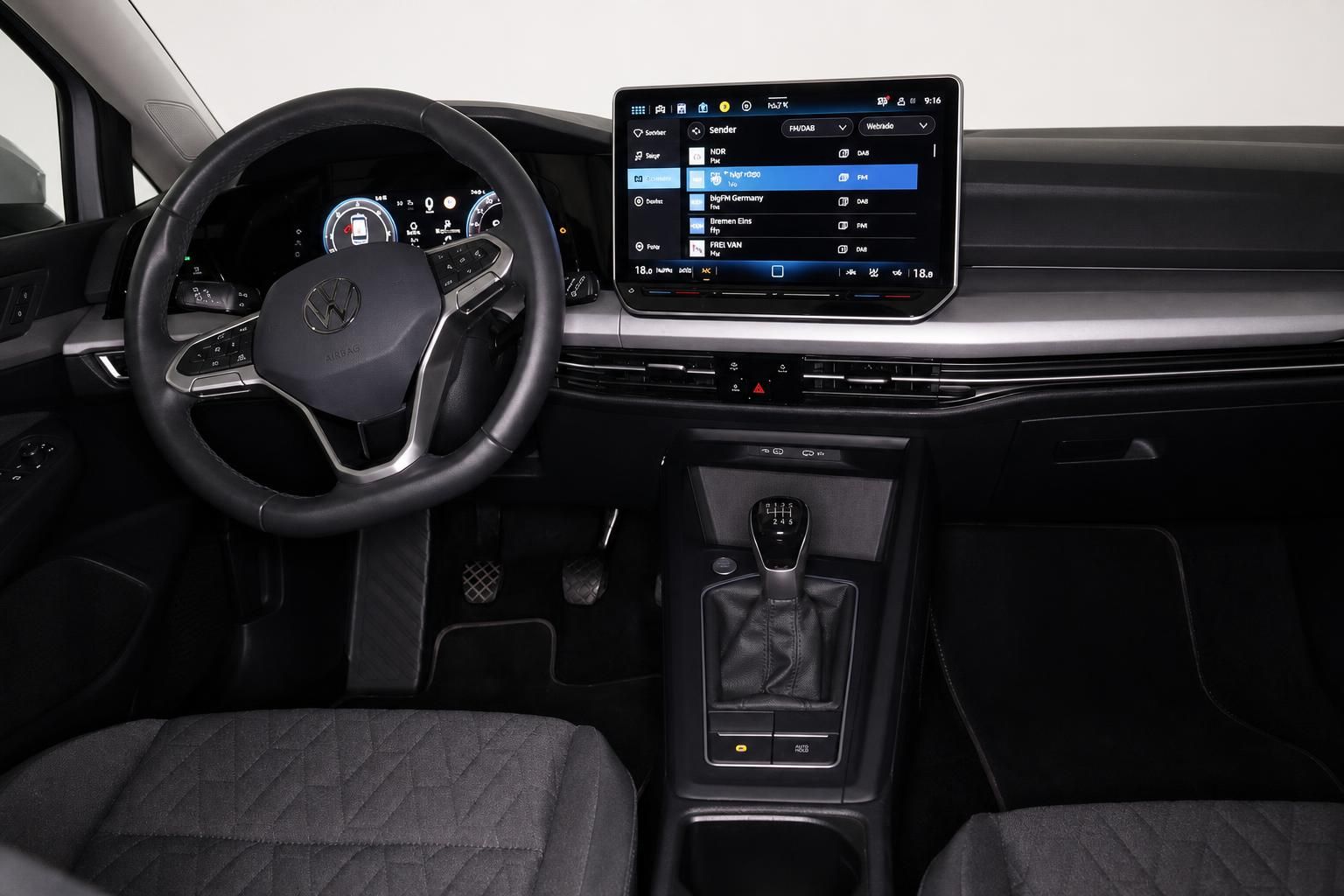 VW Cockpit mit Lenkrad, Digitaltacho und Infotainment Display