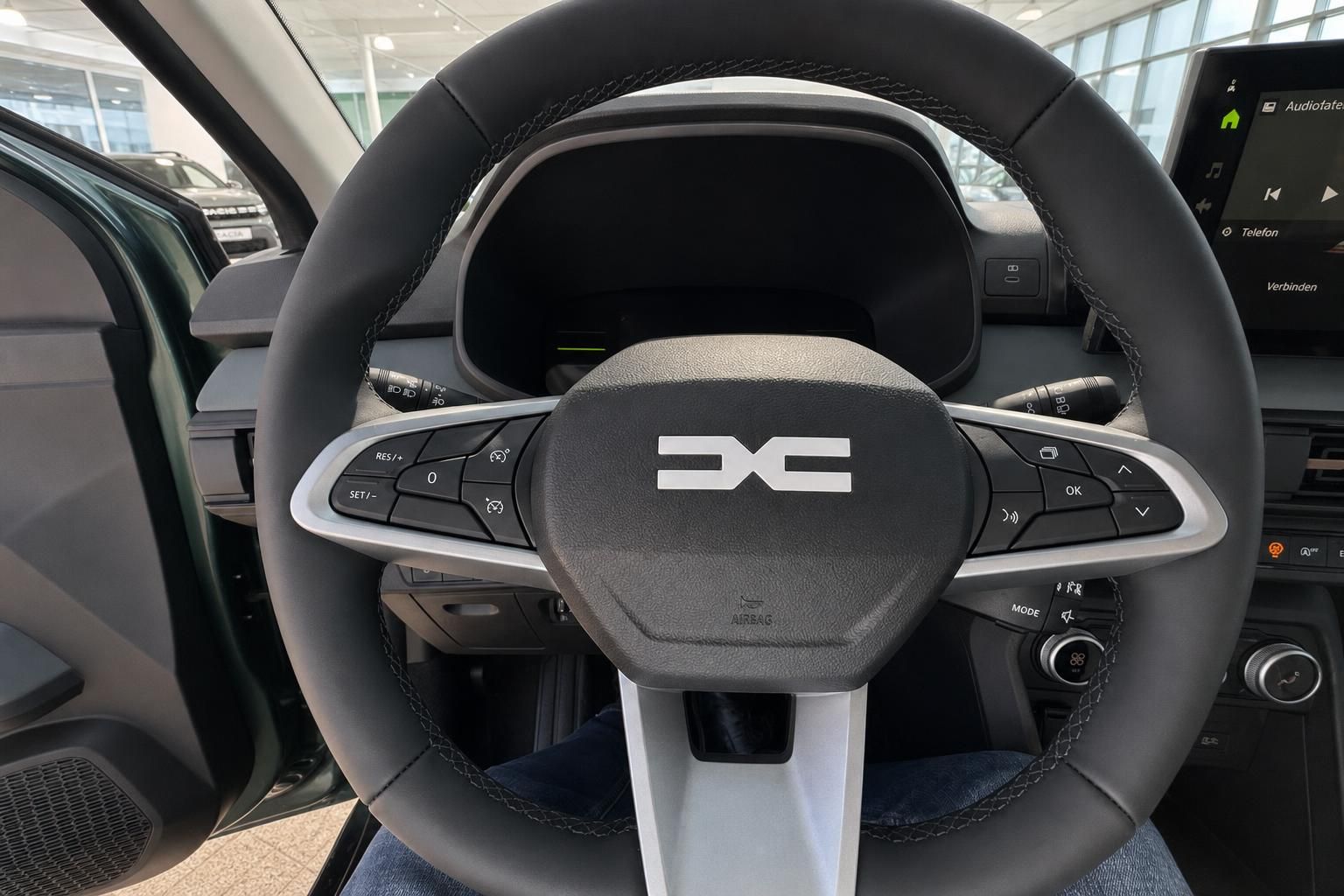 Innenraum Fahrzeug mit Lenkrad und Armaturenbrett - moderne Ausstattung mit Touchscreen Display