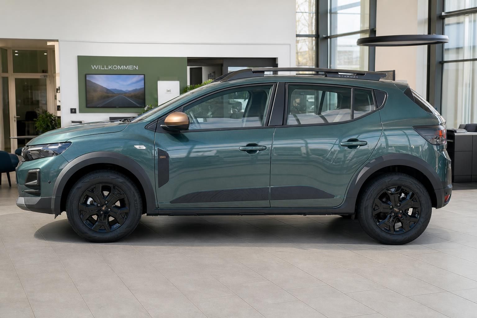 Dacia SUV grün metallic Seitenansicht von rechts im Showroom - Kompakt-SUV mit Dachträgern