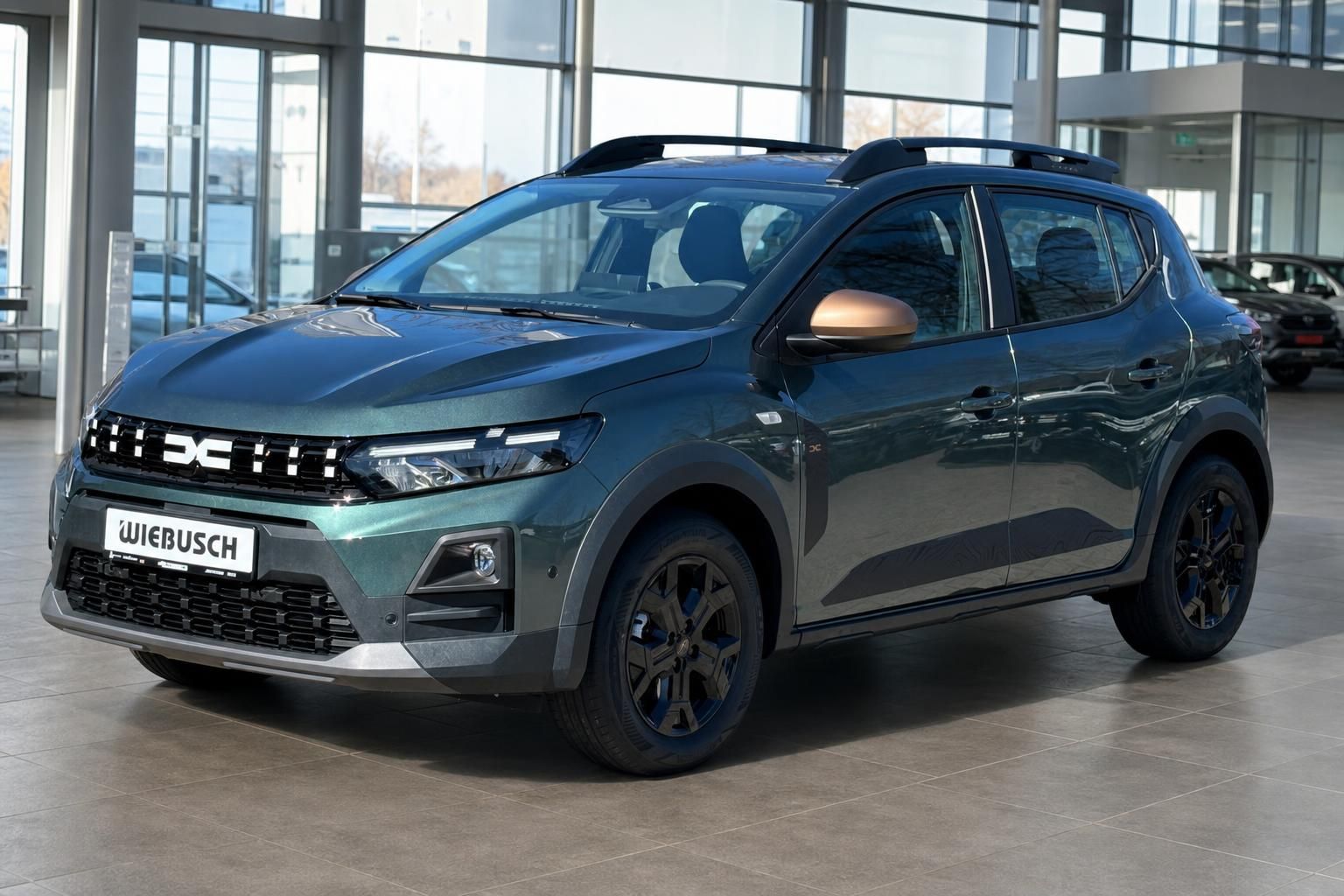 Dacia SUV grün metallic Frontansicht im Autohaus - schwarze Felgen und moderne LED-Scheinwerfer