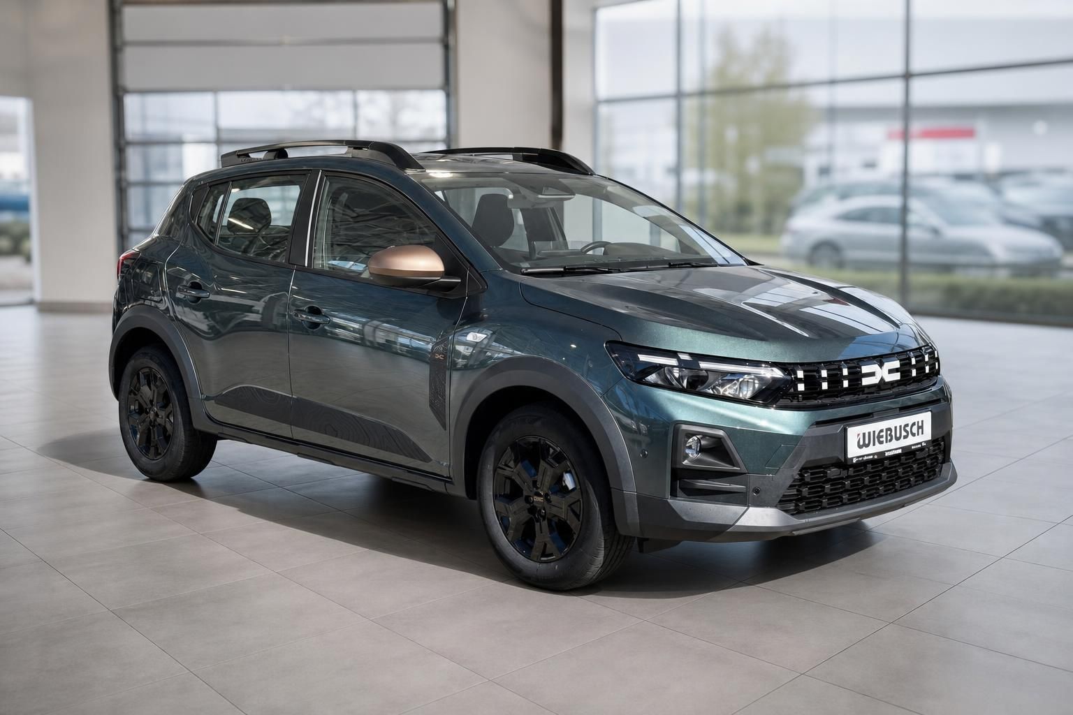 Dacia SUV grün metallic schräge Frontansicht im Autohaus - modernes Design mit schwarzen Details