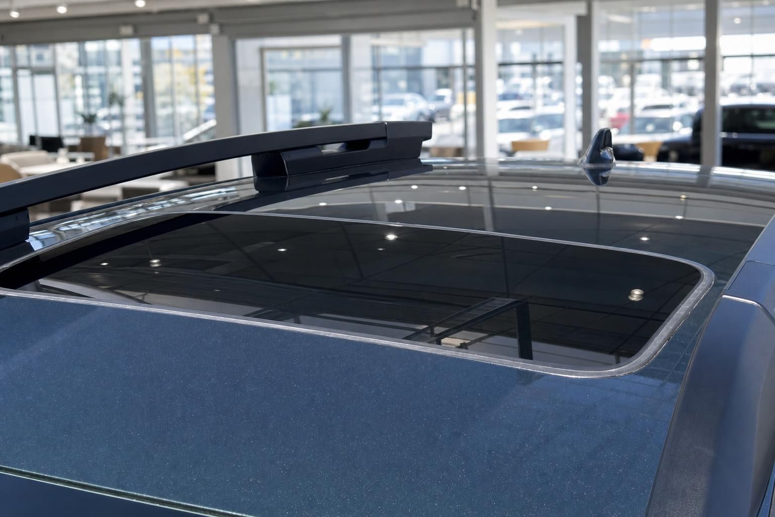 Fahrzeug Panorama-Schiebedach geöffnet - Detailaufnahme der Dachöffnung und Dachträger