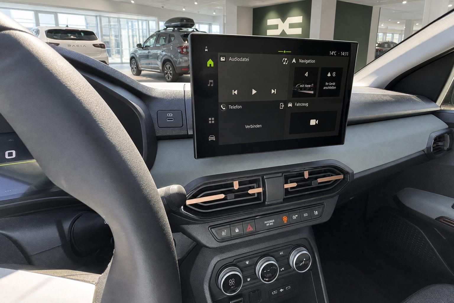 Modernes Infotainment-Display im Fahrzeugcockpit mit Touchscreen und Bedienfeld im Autohaus
