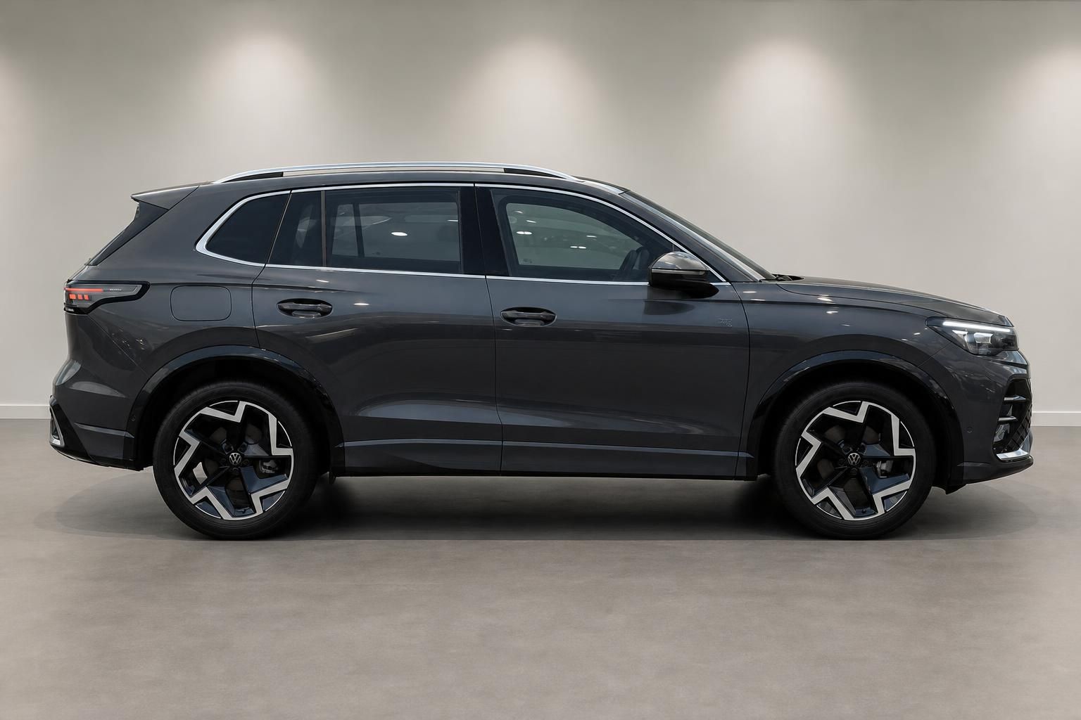 VW Tiguan in Grau Seitenansicht mit Leichtmetallfelgen