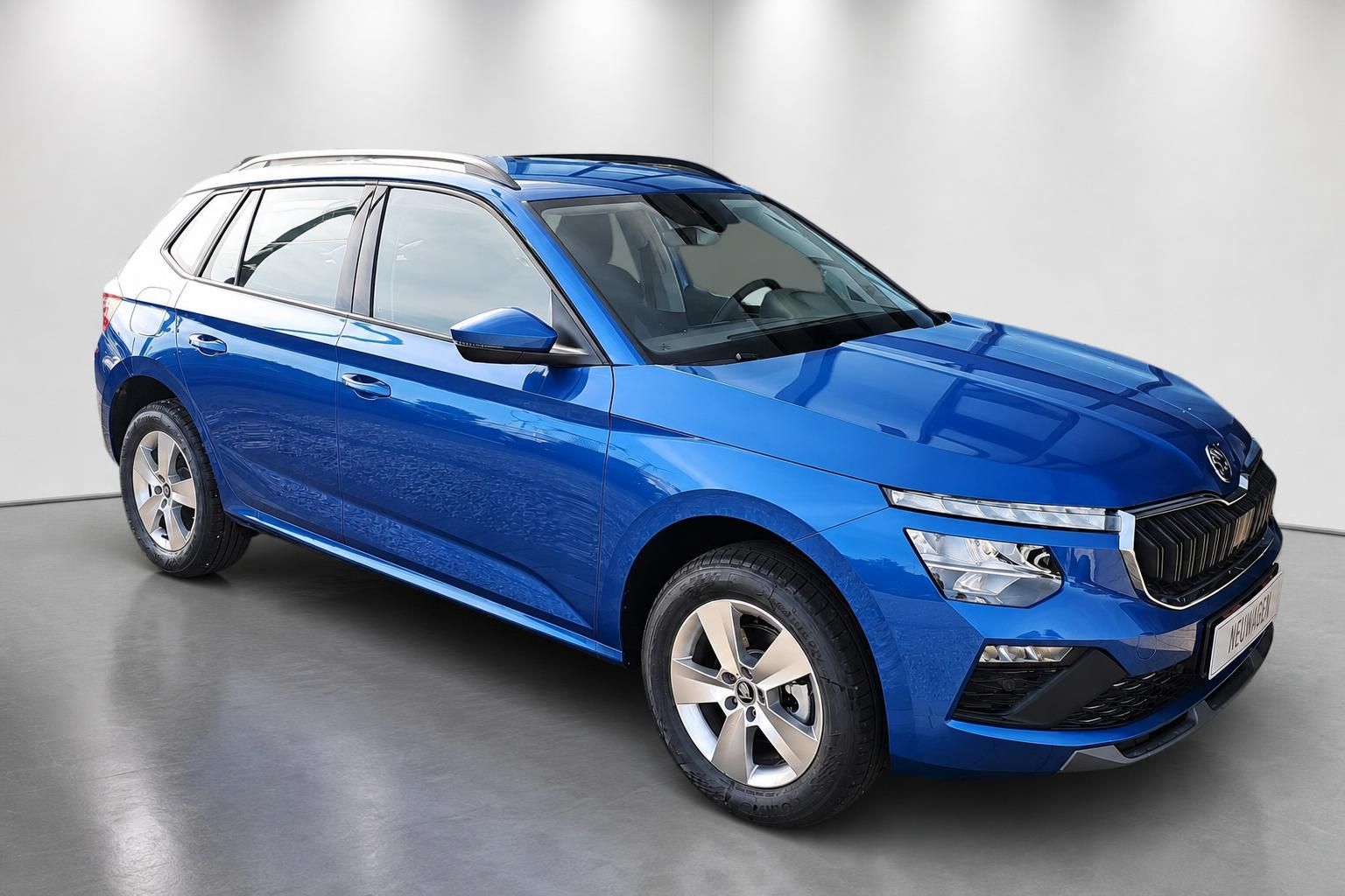 Skoda Kamiq in Blau, Frontansicht seitlich im Studio