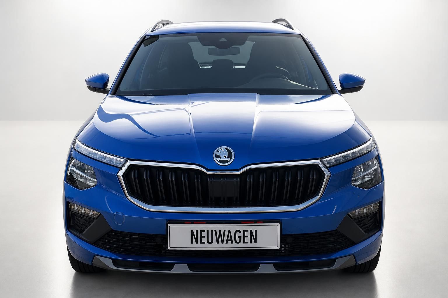 Skoda Kamiq blau, Frontansicht mit Kühlergrill im Studio