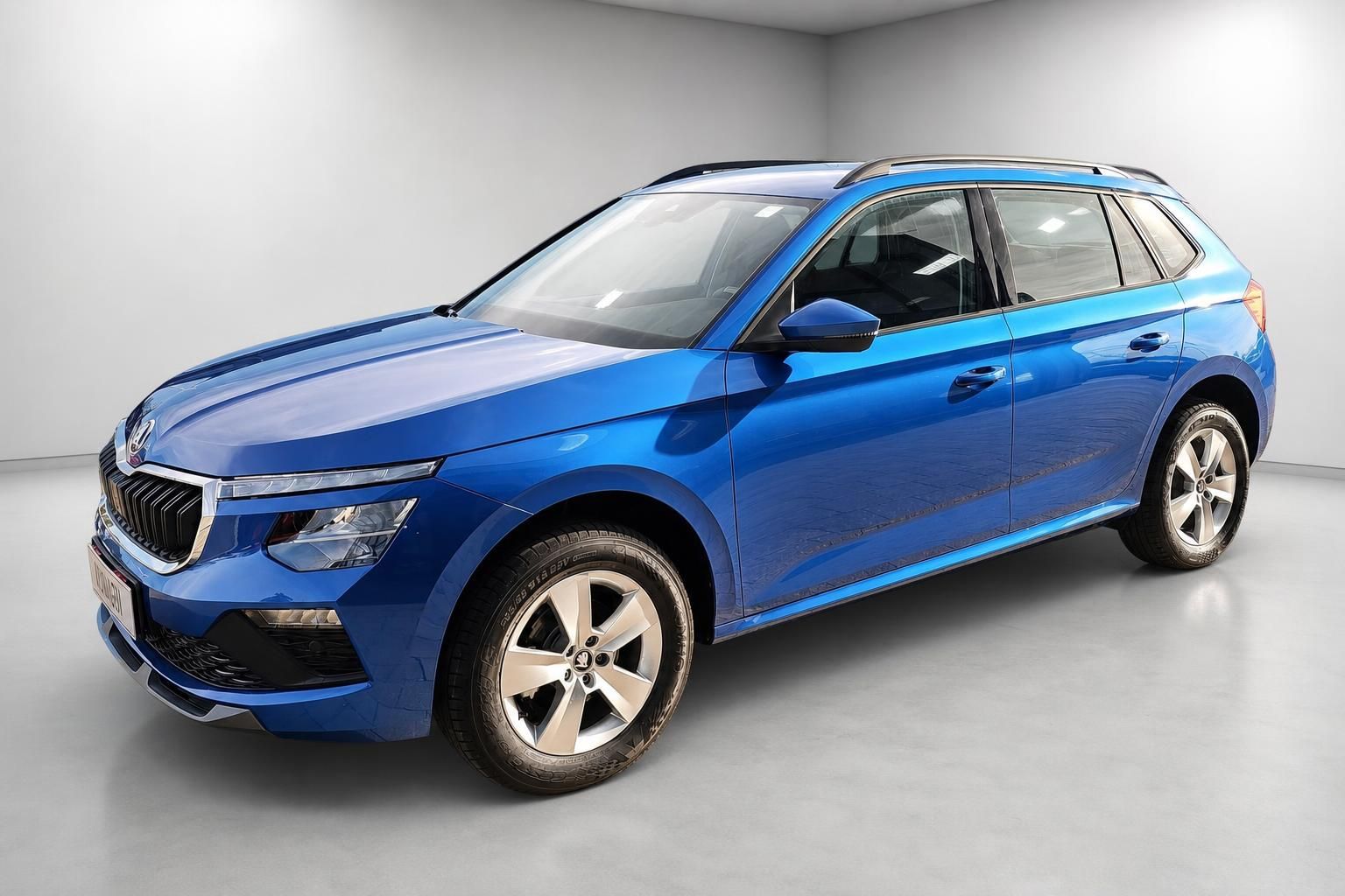 Skoda Kamiq in Blau, Frontansicht seitlich im Fotostudio