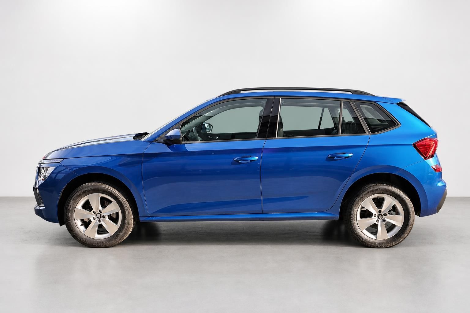 Skoda Kamiq blau, Seitenansicht im Fotostudio