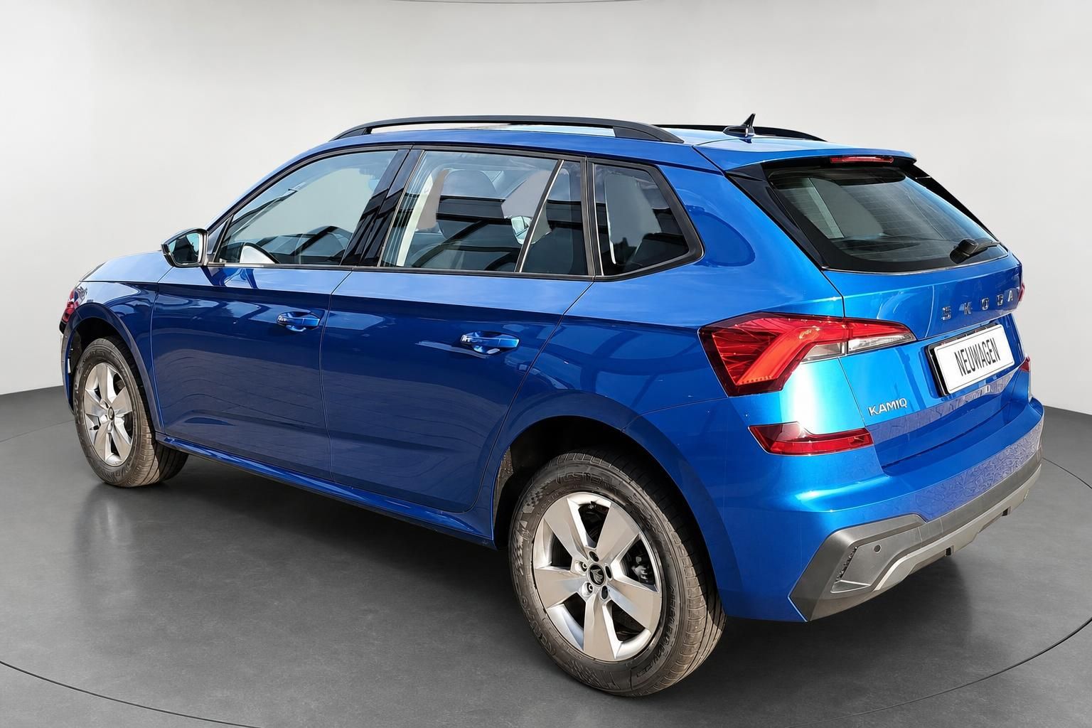 Skoda Kamiq in Blau, Heckansicht seitlich im Studio