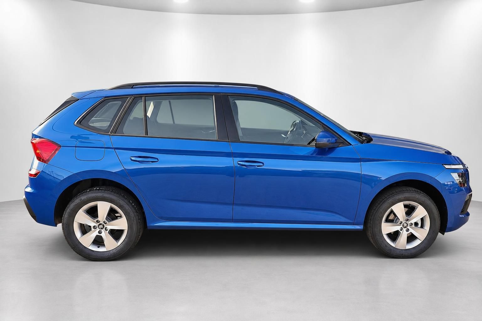 Skoda Kamiq blau Seitenansicht Neuwagen Studio