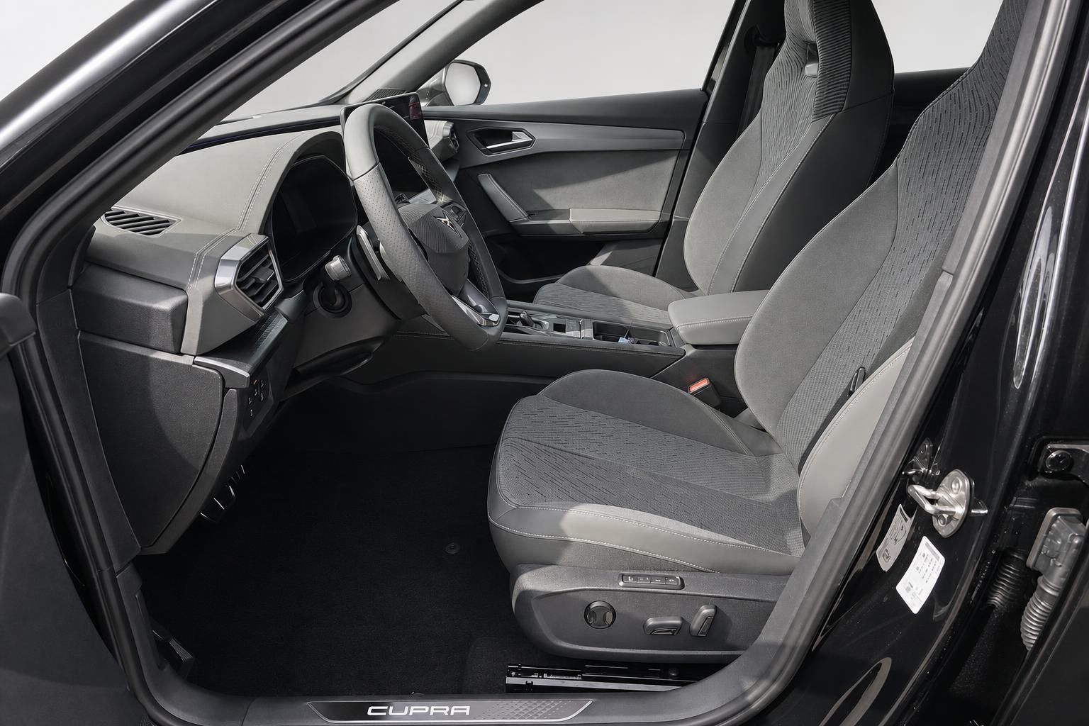 Cupra Interieur Vordersitze mit Lederpolster und Einstiegsleiste