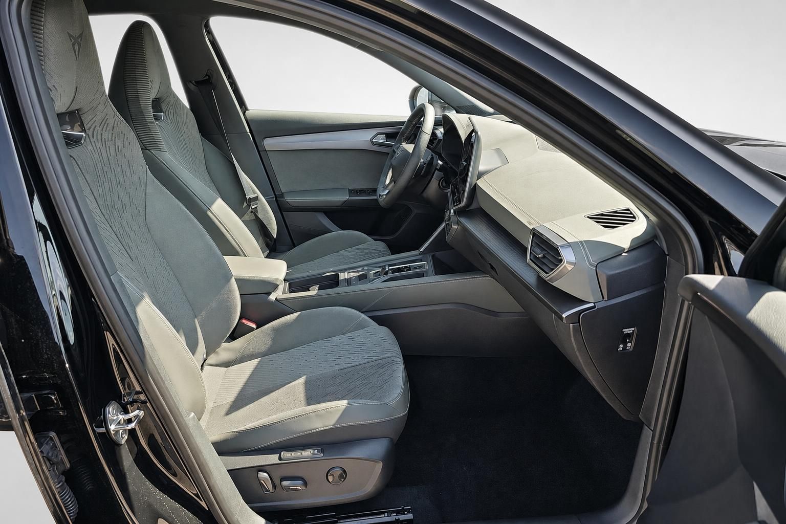 Cupra Innenraum Vordersitze und Cockpit mit offener Fahrertür